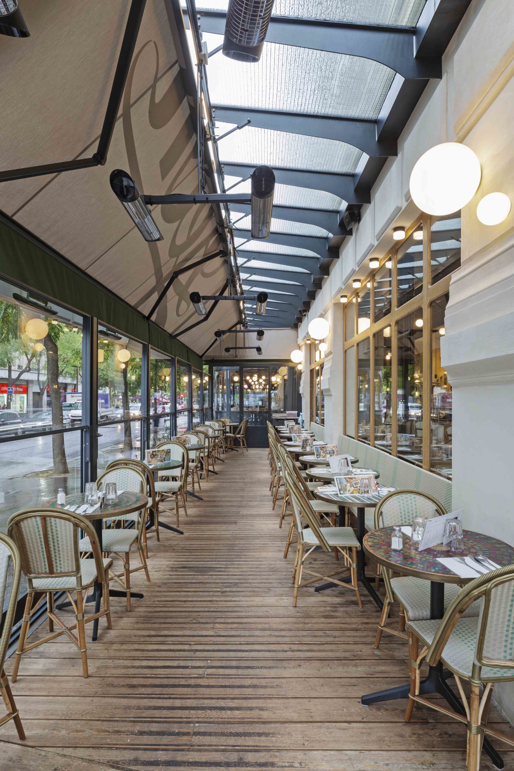 Restaurant avec terrasse ouverte avec paravents guillotines verticaux, plancher et store banne