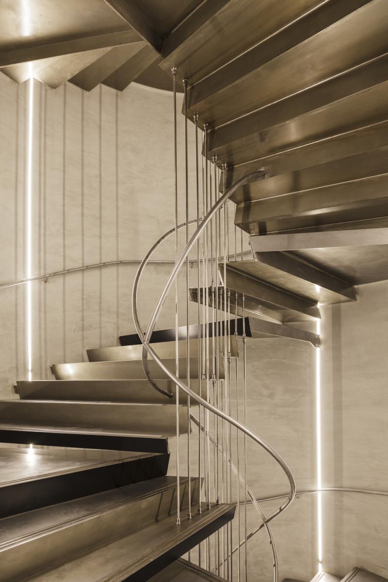Escalier de style contemporain en marches en inox et main-courante débillardée