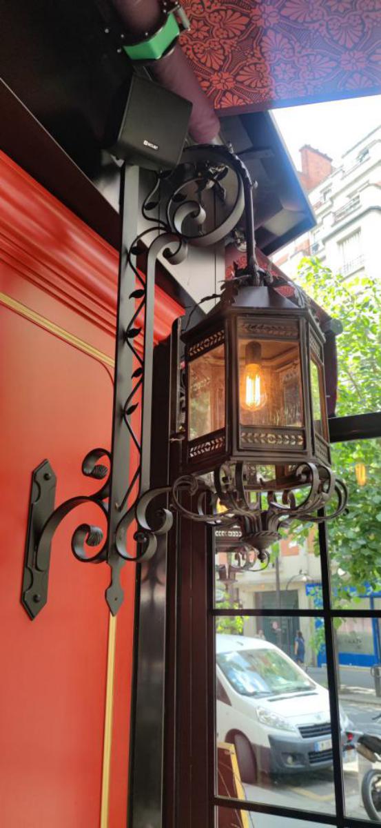 Support style victorien pour lanternes extérieures d'un restaurant