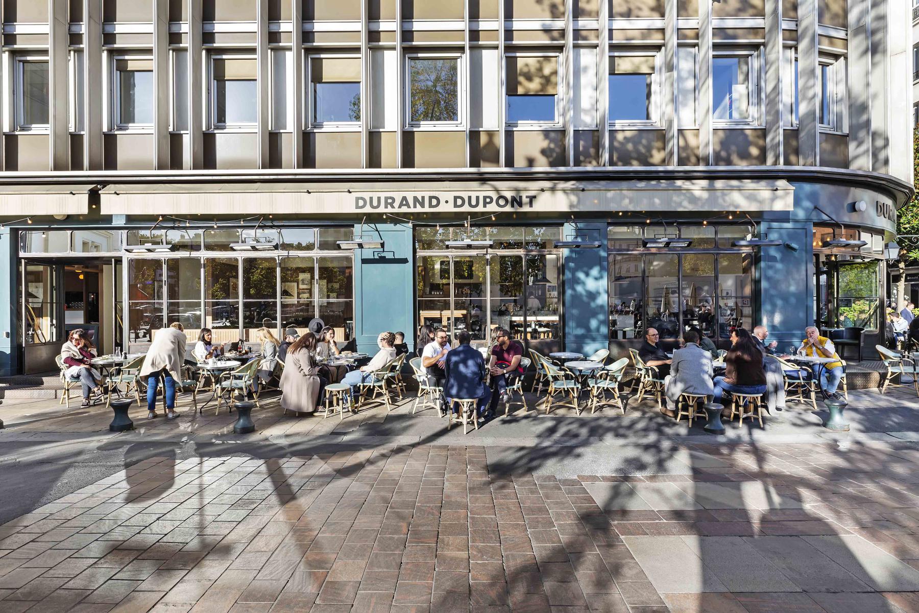 façades de café-restaurant avec portes repliables accordéon