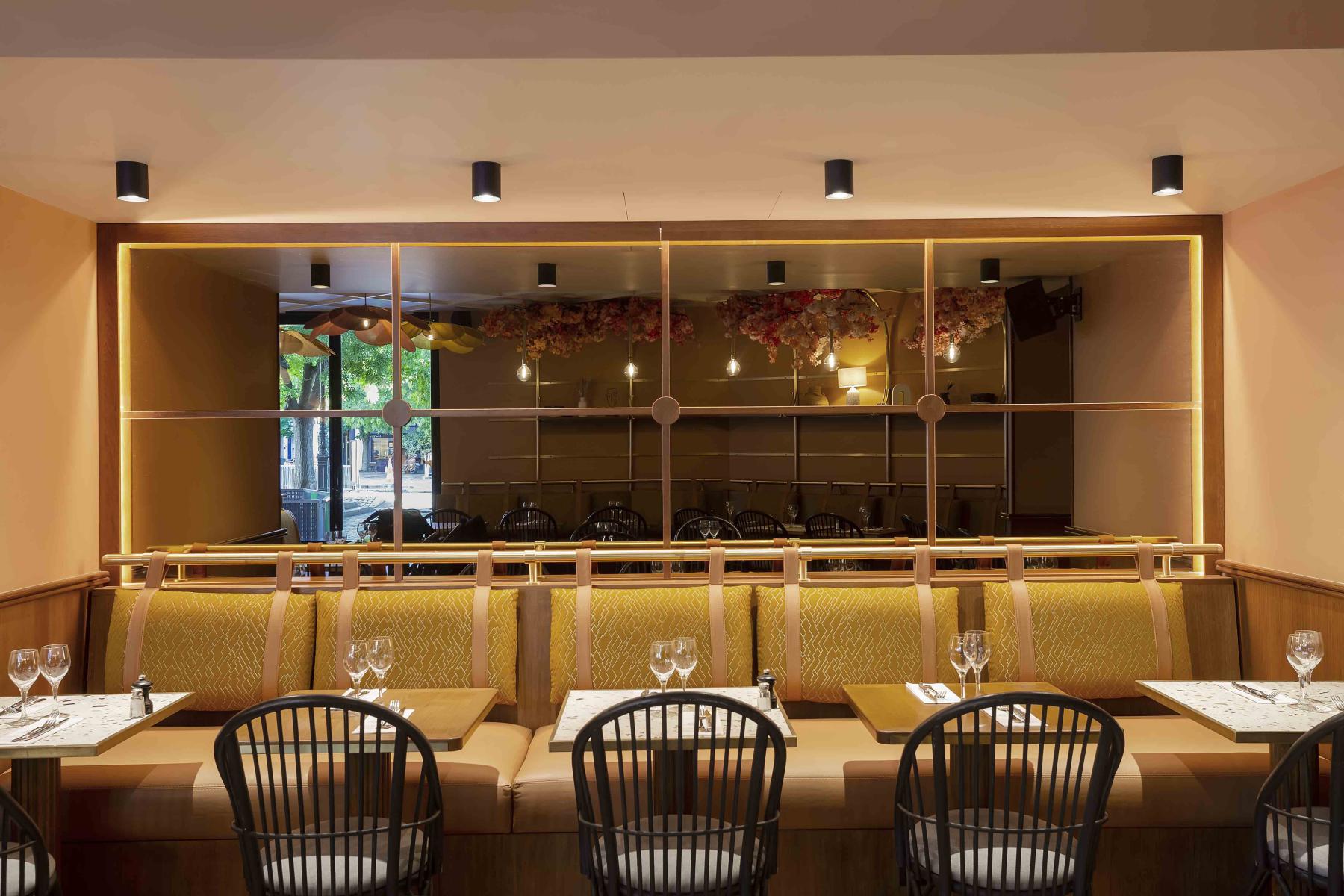 Grand miroir de brasserie-restaurant avec petit bois en laiton finition bronze
