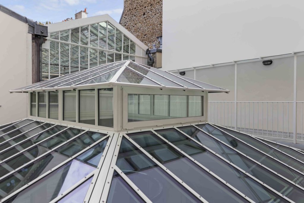 terrasse ouverte avec paravents repliables vitrés