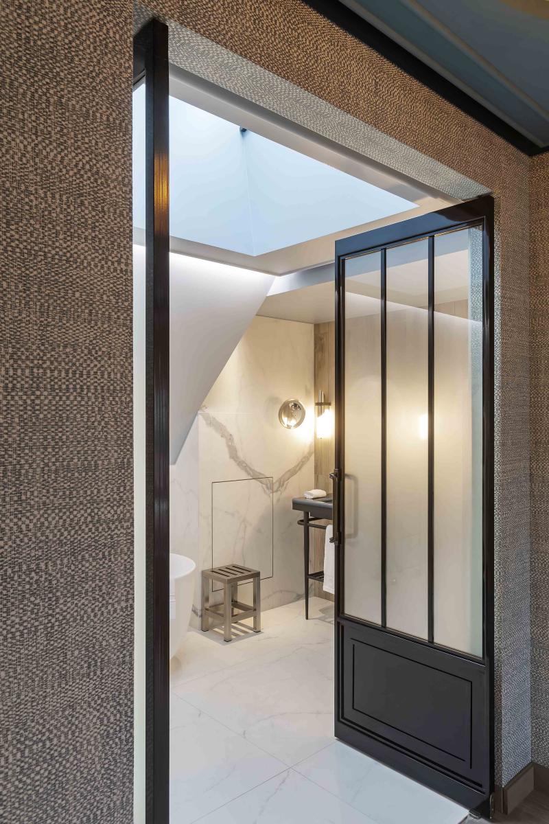 Porte de séparation salle de bain chambre dans un hôtel avec verre sablé dépoli