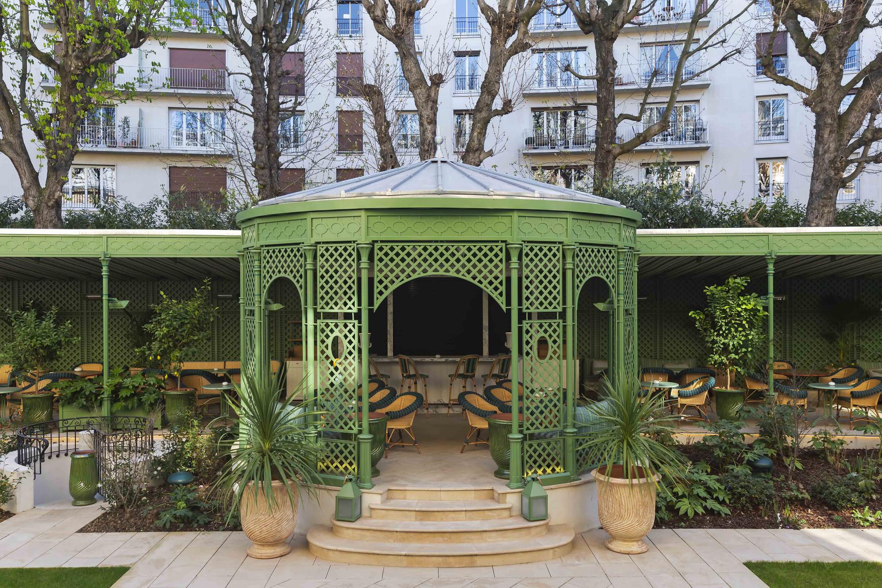 Kiosque en acier et fonte avec toit en zinc pour l'Hôtel Relais Châteaux Saint James Paris