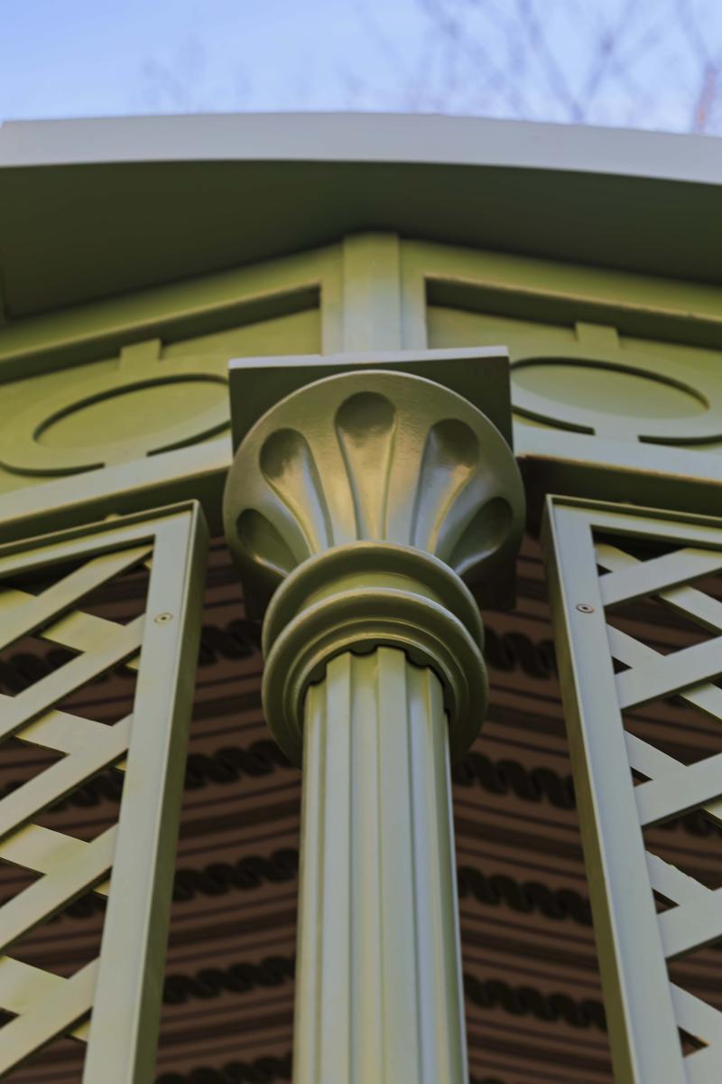 Colonne décorative cannelée en fonte avec chapiteau évasé
