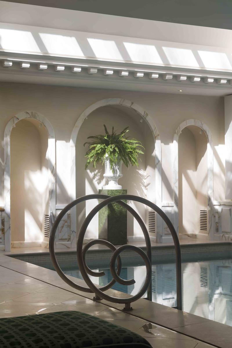 Echelle de piscine en inox poli miroir pour un hôtel