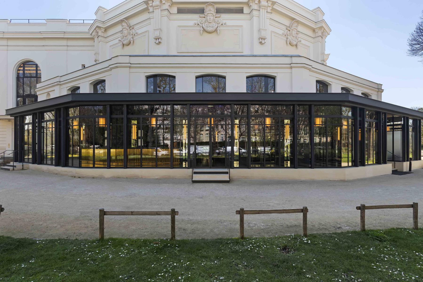 Façades vitrées sur la véranda du Théâtre de Marigny pour l'accueil du public