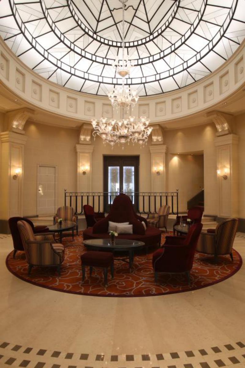 Salon d'hôtel avec coupole de plafond en vitraux style Art Déco