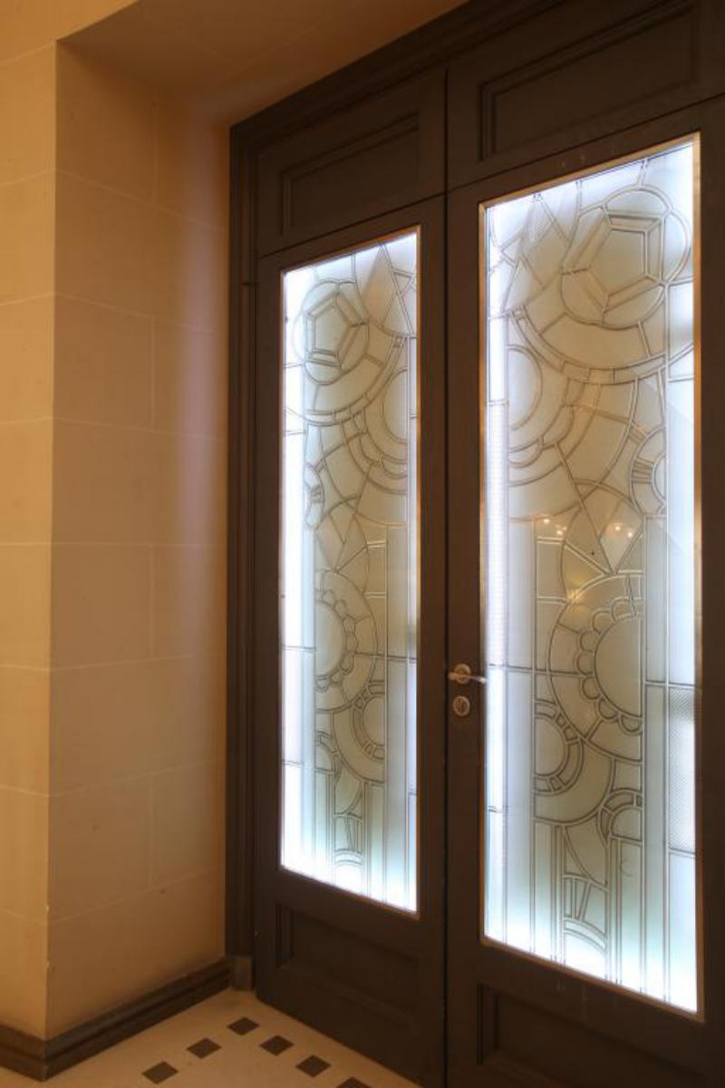 Porte intérieure avec dessin Art Déco sur vitrage sablé