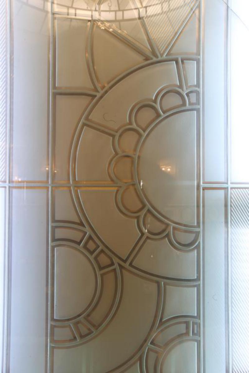 Décor vitré pour porte séparative intérieure style Art Déco dans une brasserie