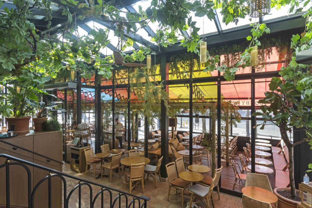 Terrasse fermée avec verrière de toit pare-flamme 30mn et façades avec portes accordéon Terrasse fermée avec verrière de toit pare-flamme 30mn et façades avec portes accordéon