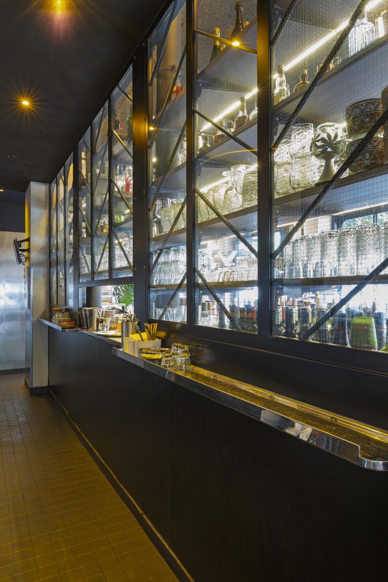 Etagères de bar avec portes vitrées en verre armé