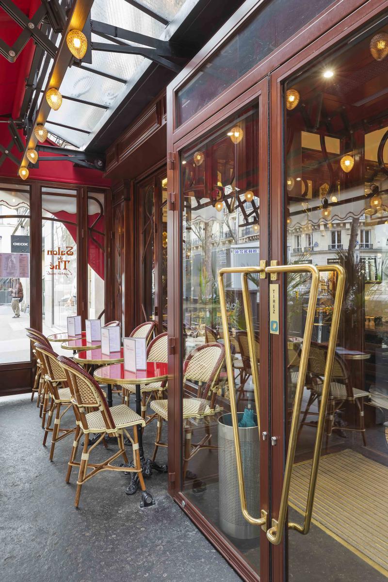 Sas d'entrée pour restaurant style Art Nouveau avec poignées de tirage en laiton