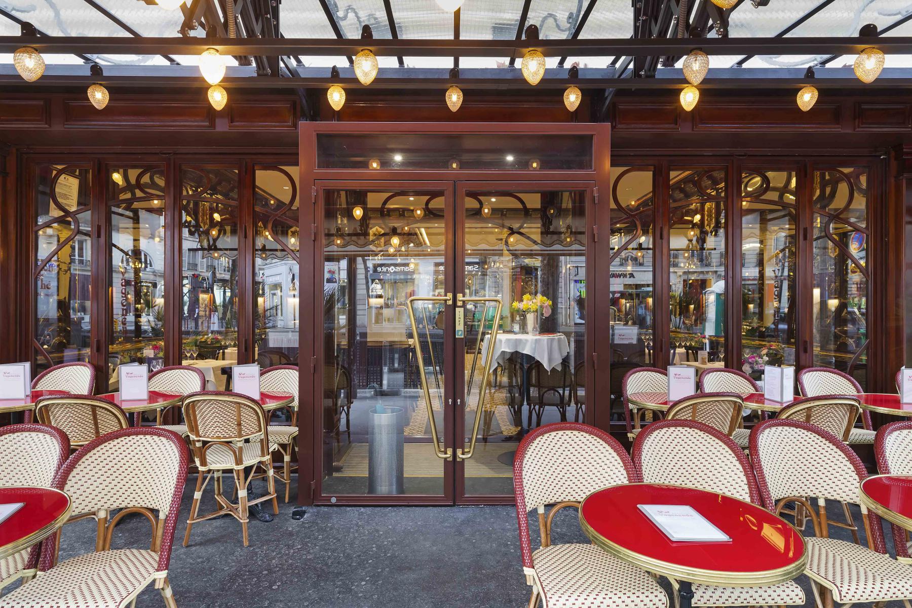 Poignées de portes en laiton vieilli sur sas d'entrée de restaurant époque Art Nouveau
