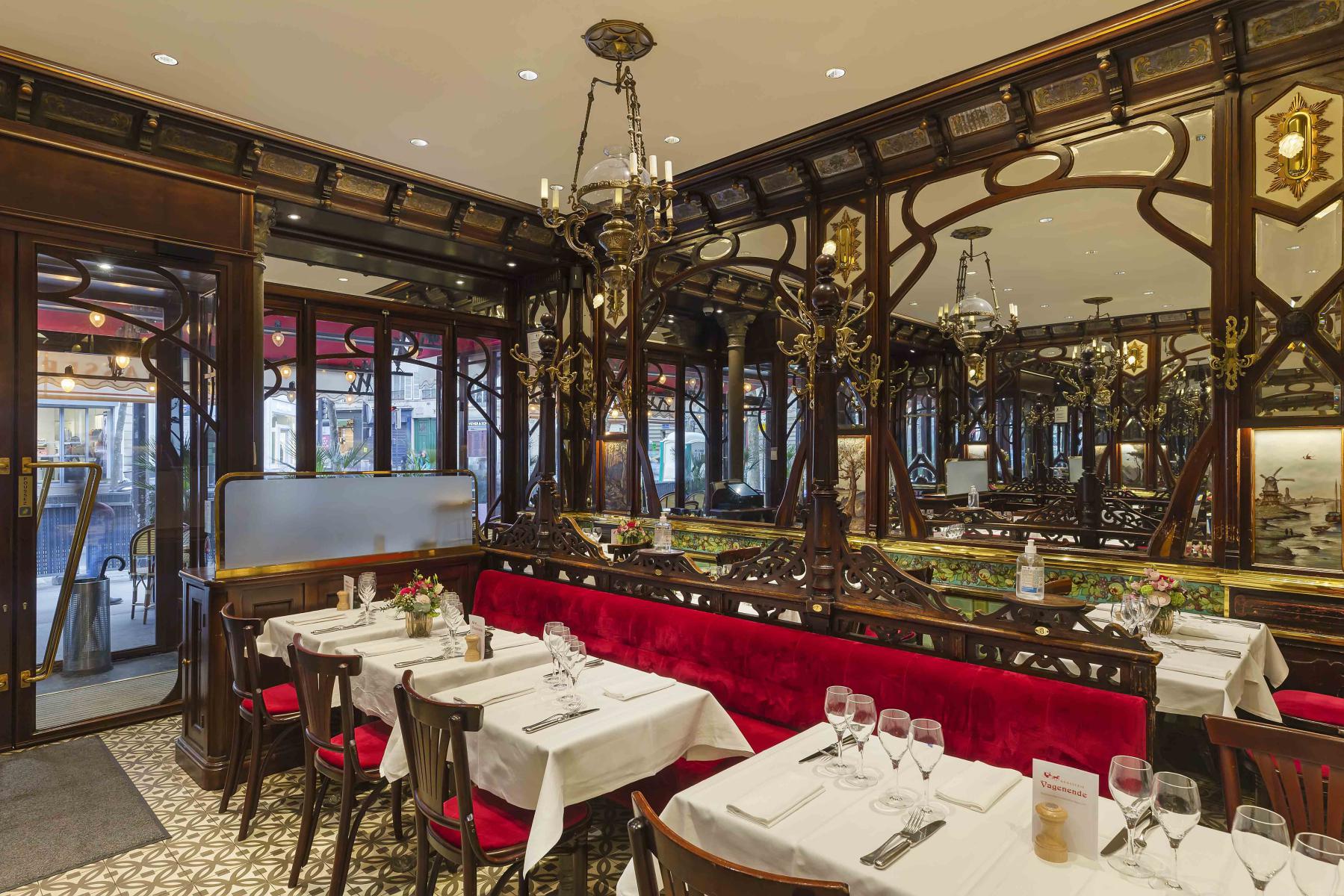 Miroirs style Art Nouveau 1900 avec décors bois dans une salle de restaurant