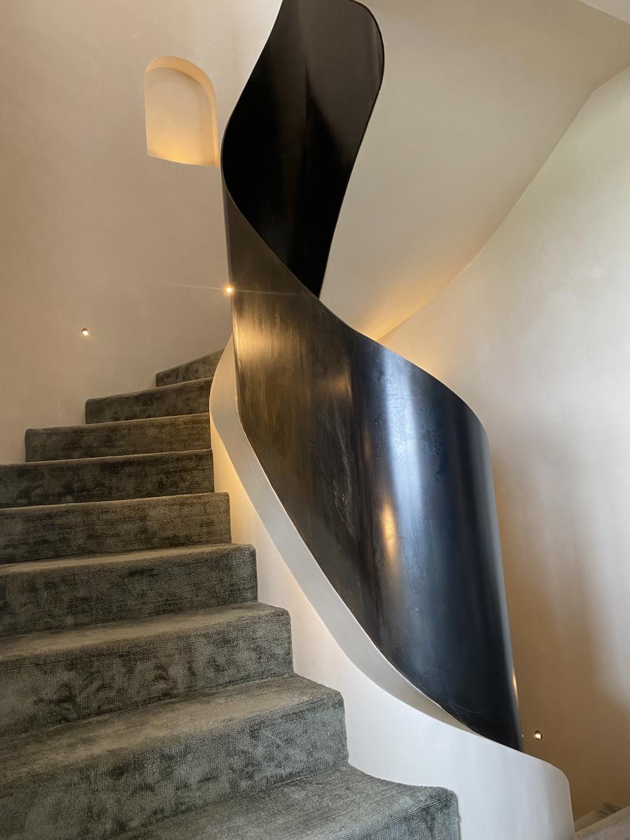 Escalier contemporain en ellipse avec garde corps en tôle roulée finition patiné noir et vernis