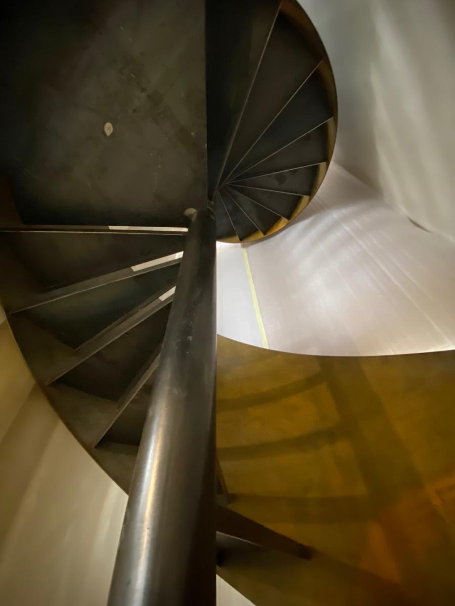 Escalier hélicoïdal en acier, finition patine noir et vernis