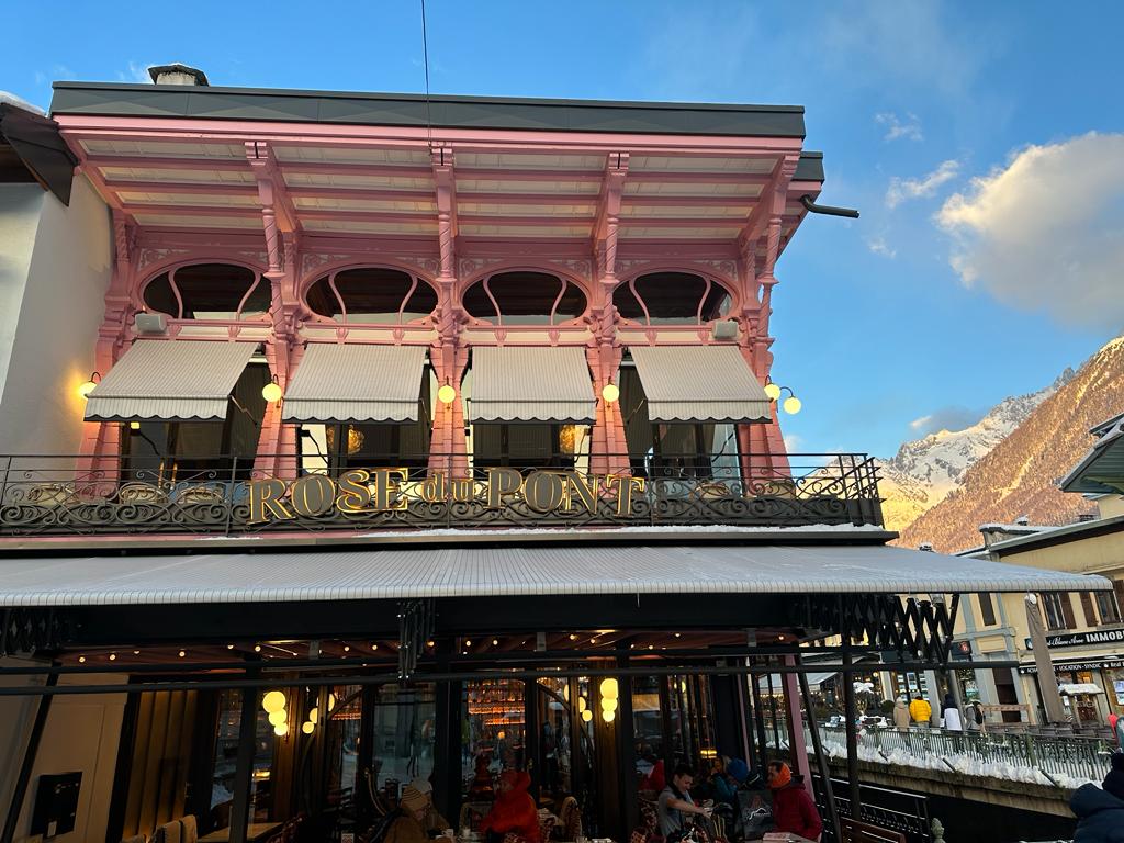 Façade de restaurant en montagne en profilés acier fins avec doubles vitrages