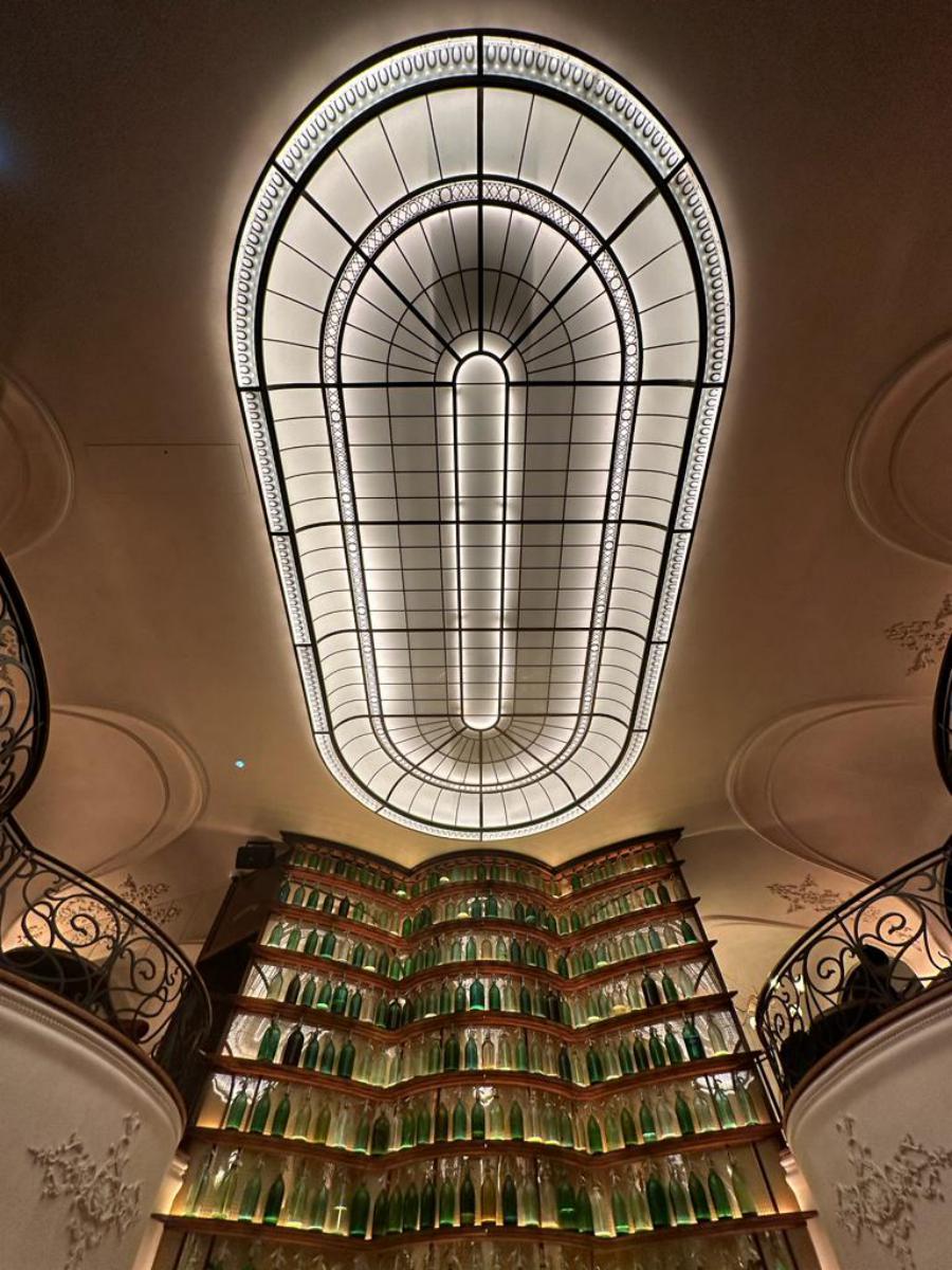Verrière de forme ovale style Art Nouveau en structure acier avec vitraux décoratifs