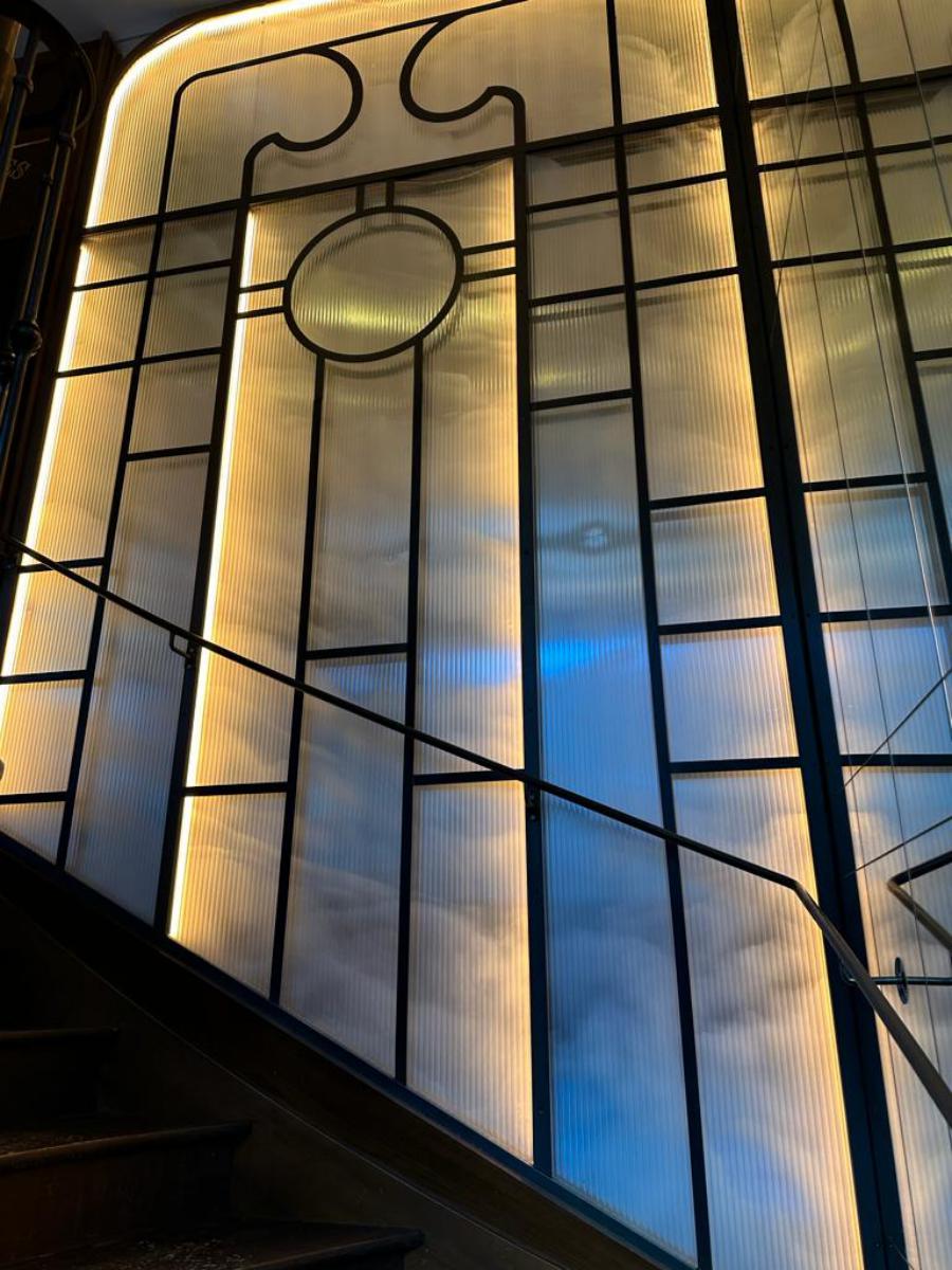 Panneau vitré dans une montée d'escalier avec intégration de bandeaux leds lumineux