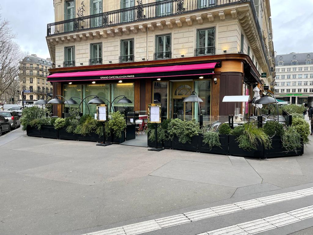 Jardinières pour délimiter une terrasse ouverte à Paris