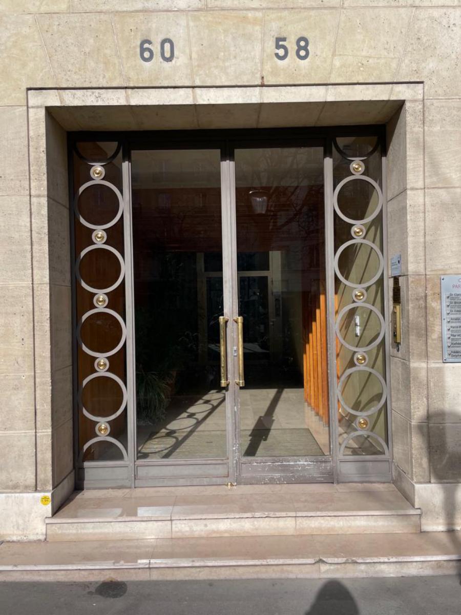Porte d'entrée d'immeuble art Déco en acier