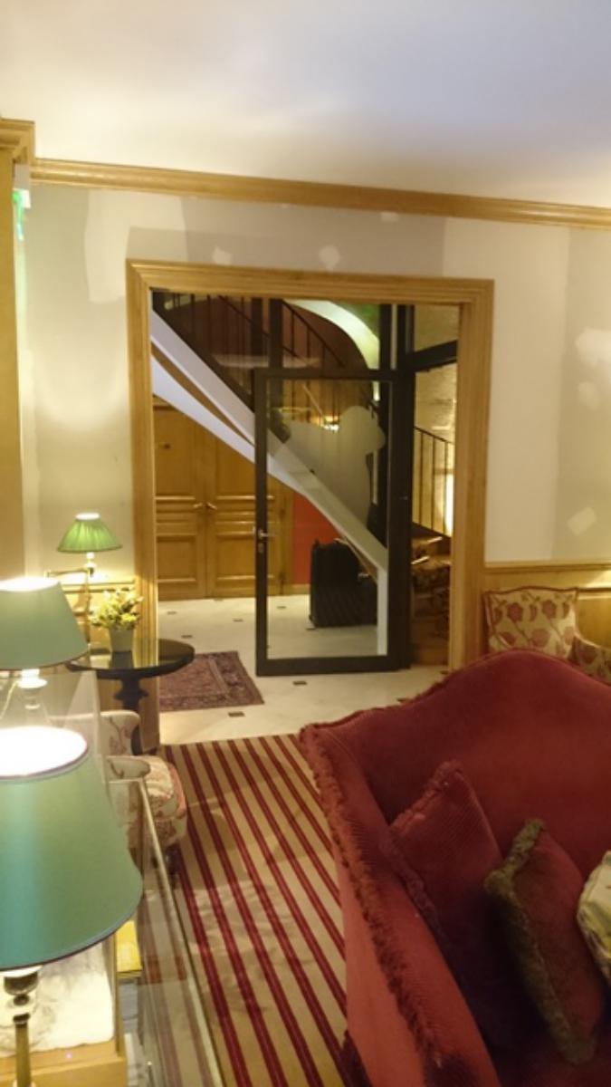 Porte vitrée coupe-feu 1 heure (EI60) pour fermeture d'une cage d'escalier d'un hôtel