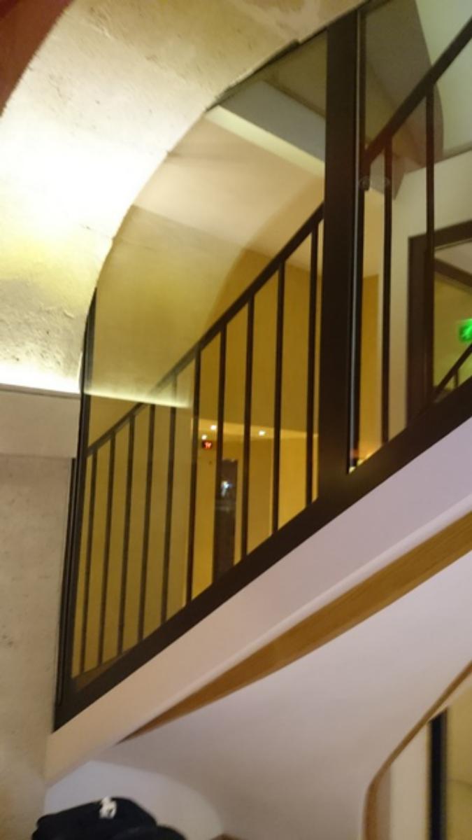 Châssis fixe coupe-feu 1 heure pour cloisonnement d'une cage d'escalier d'un hôtel