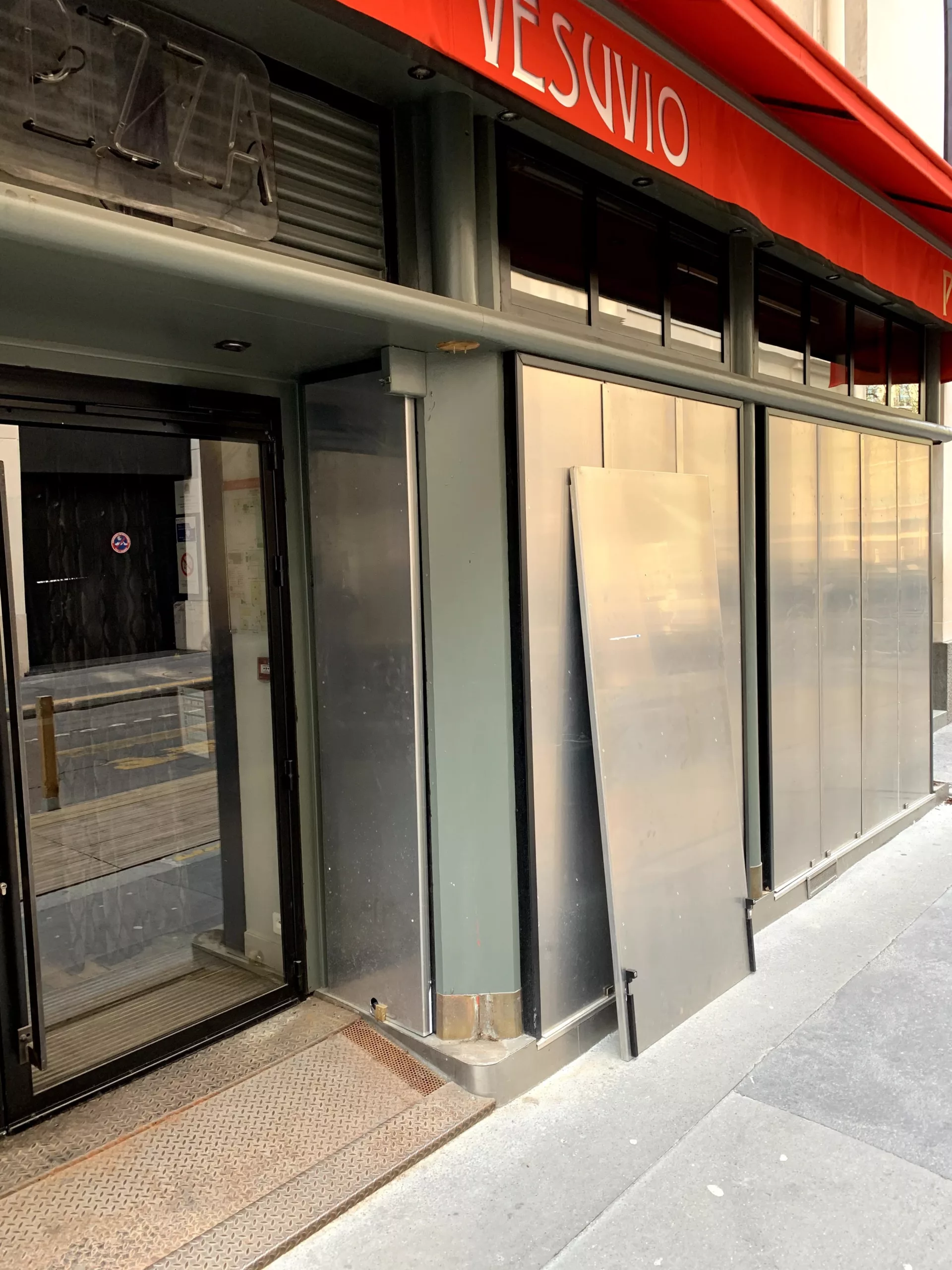 protection aluminium pour vitrine