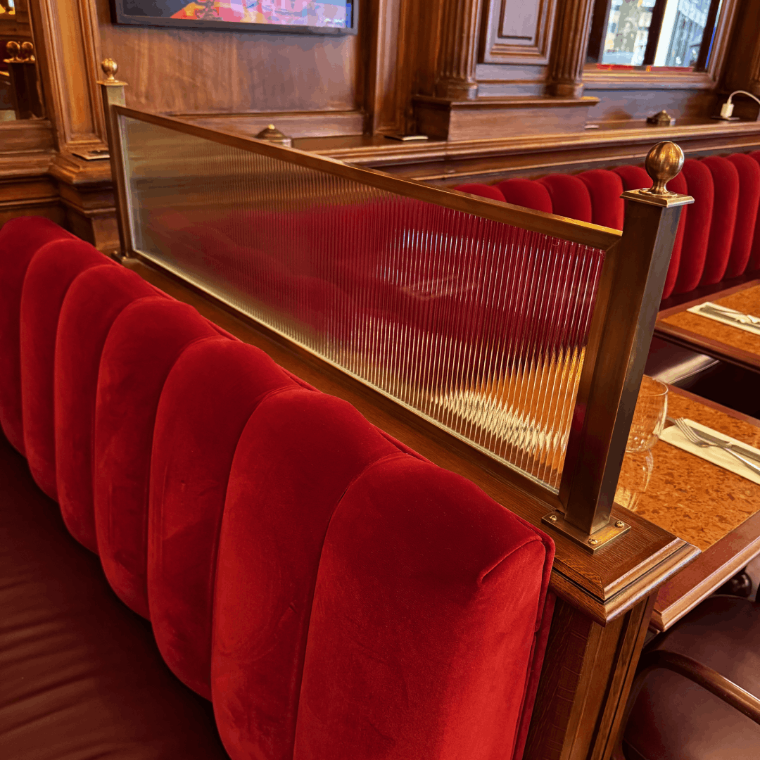 Chapelière en verre flûté trempé design luxe intérieur Chapelière en verre flûté trempé et structure métal dans un intérieur raffiné