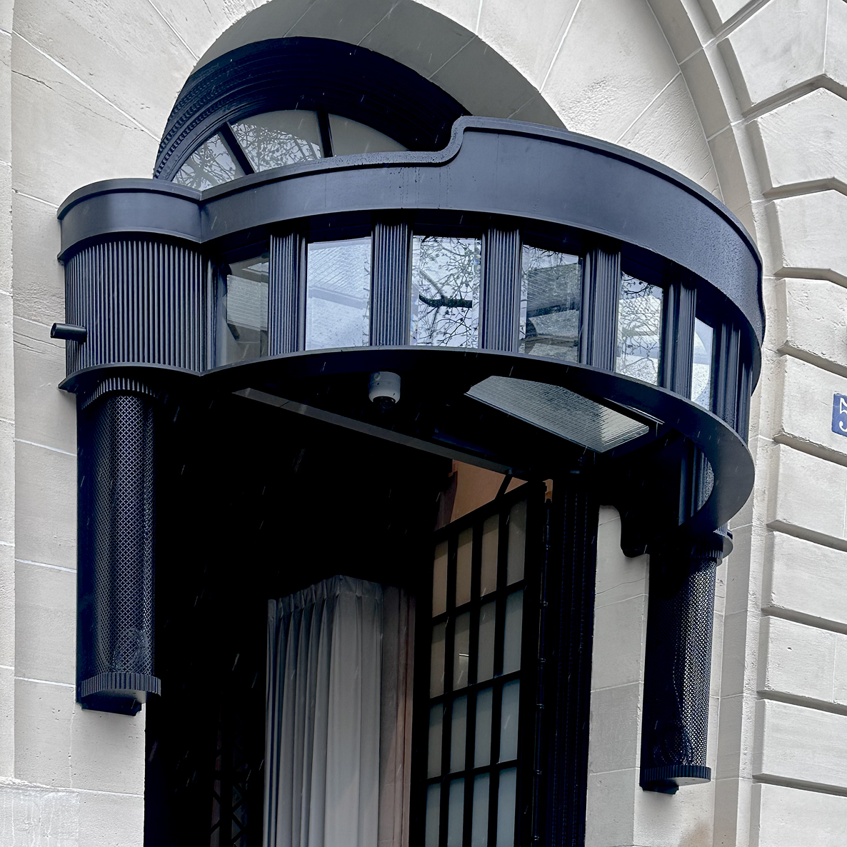 Marquise design en acier et verre pour entrée de bâtiment à Paris