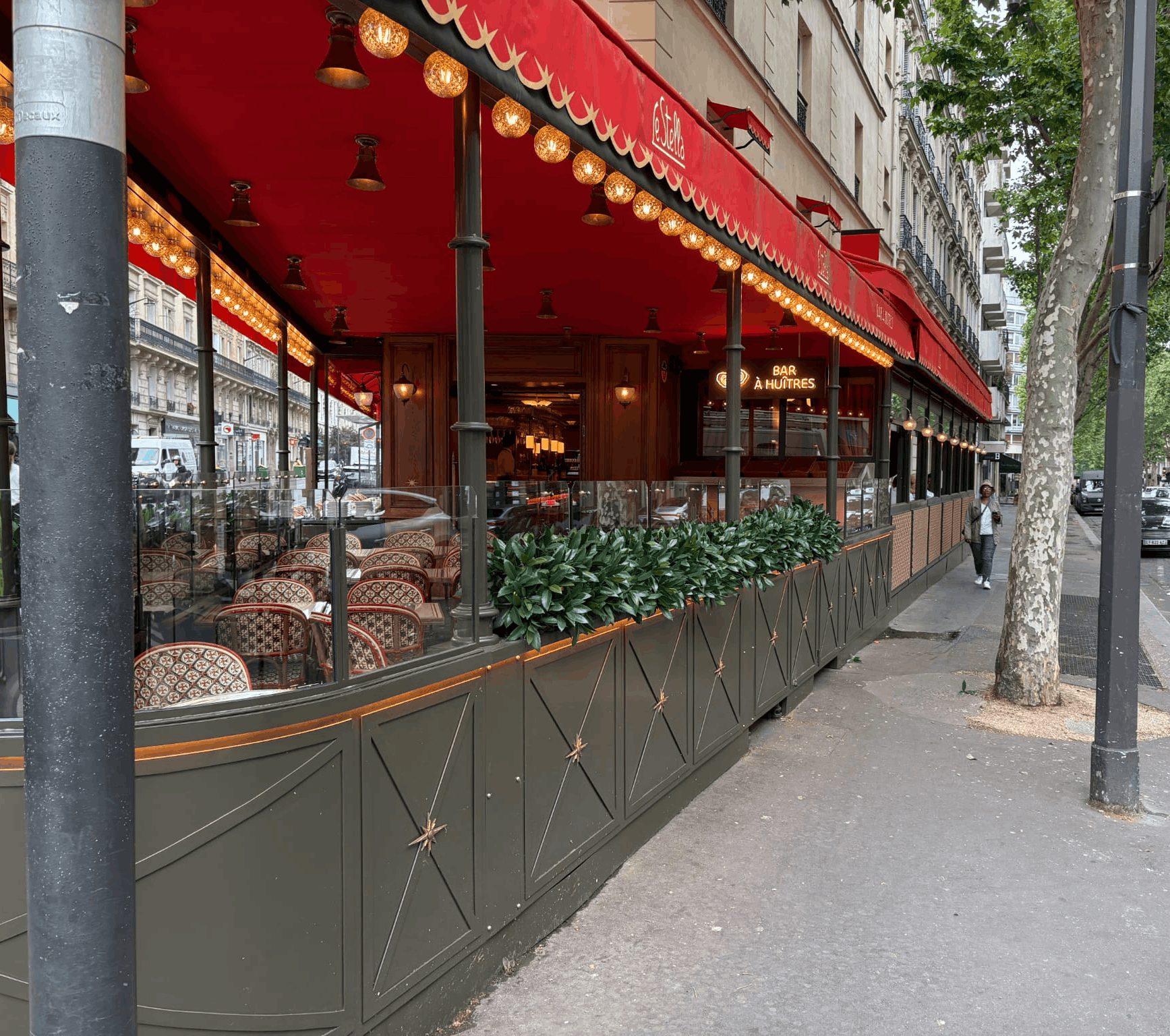 Paravents vitrés télescopiques sur mesure Terrasse extérieure équipée de paravents vitrés télescopiques ainsi que des soubassements avec jardinières en inox.