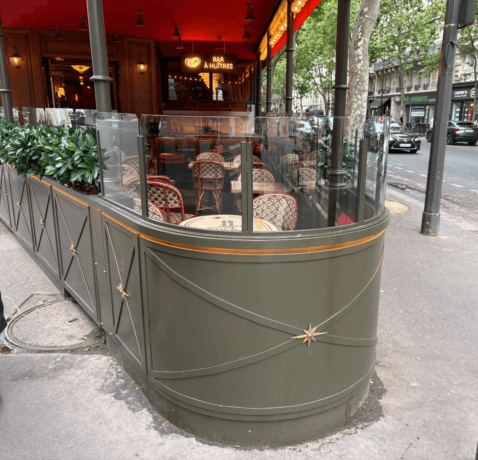 Proue arrondie avec verre trempé cintré Détail de la proue arrondie de la terrasse du restaurant Le Stella avec verre trempé cintré et soubassement métallique sur mesure.