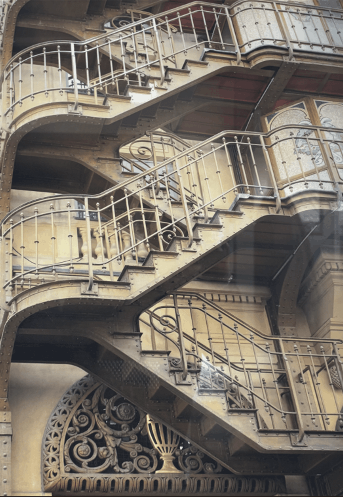 Escalier monumantale du Palais Royal Réalisation de l’escalier monumentale à l’identique avec rivetage du Palais Royal, bâtiment classé sous le suivi de l’architecte Alain-Charles Perrot