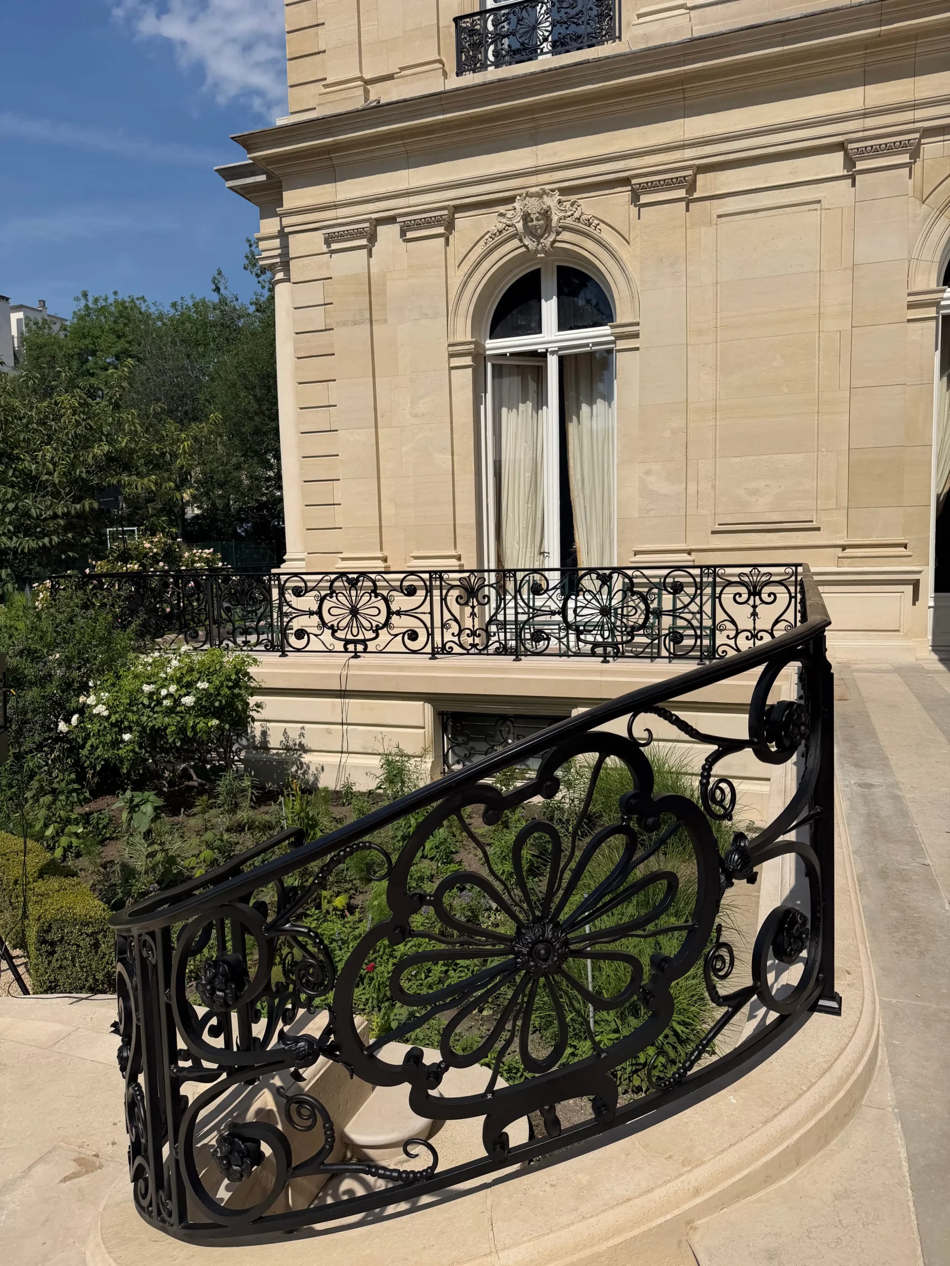 Réalisation d’un garde-corps d’exception pour l’Hôtel Pontalba Ouvrage de métallerie haut de gamme avec garde-corps en acier décoratif fabriqué par Metalsystem pour l'Hôtel Pontalba.