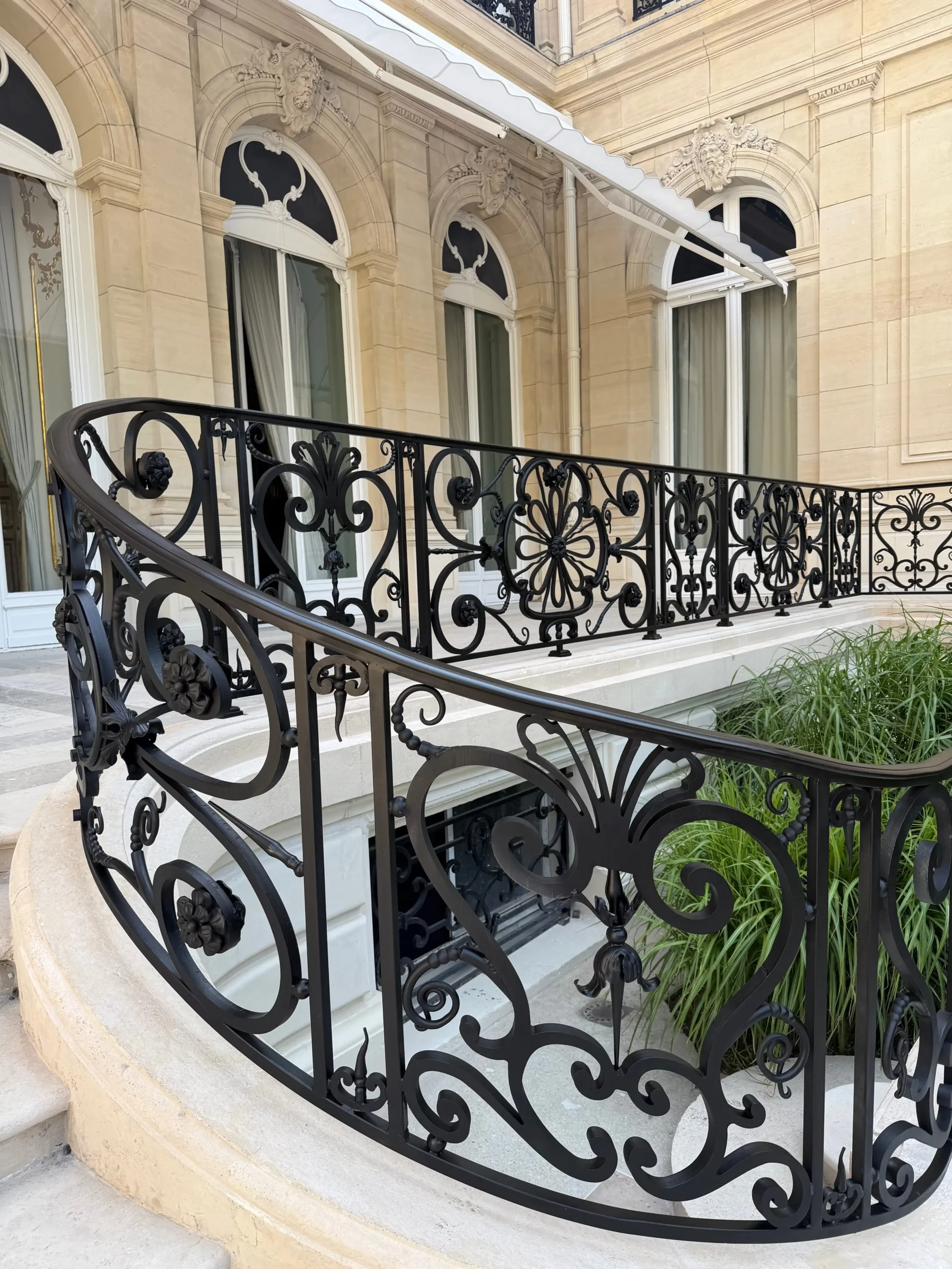 Garde-corps en fer forgé sur mesure – Hôtel Pontalba terrasse ouverte avec paravents rabattables