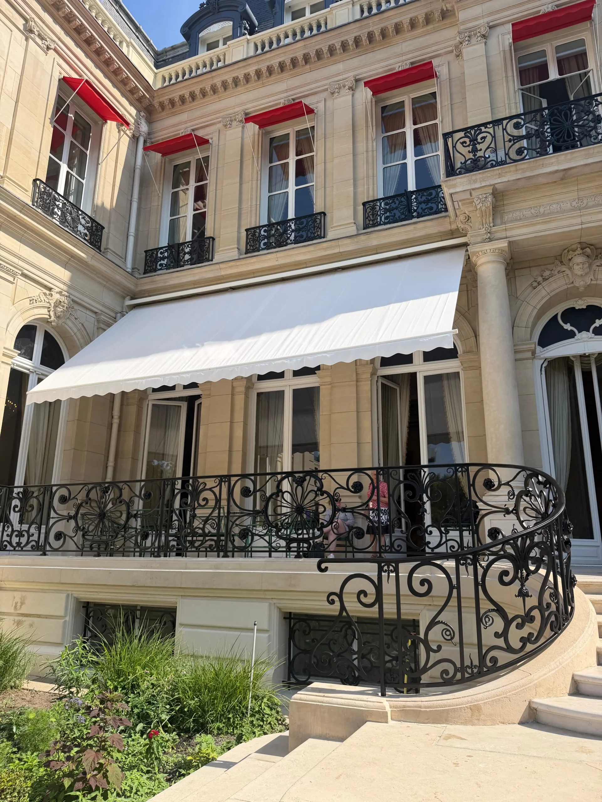 Garde-corps pour la résidence de l’ambassadeur des États-Unis Garde-corps courbe en acier sur mesure avec ornements décoratifs fabriqué et posé par Metalsystem à Paris.