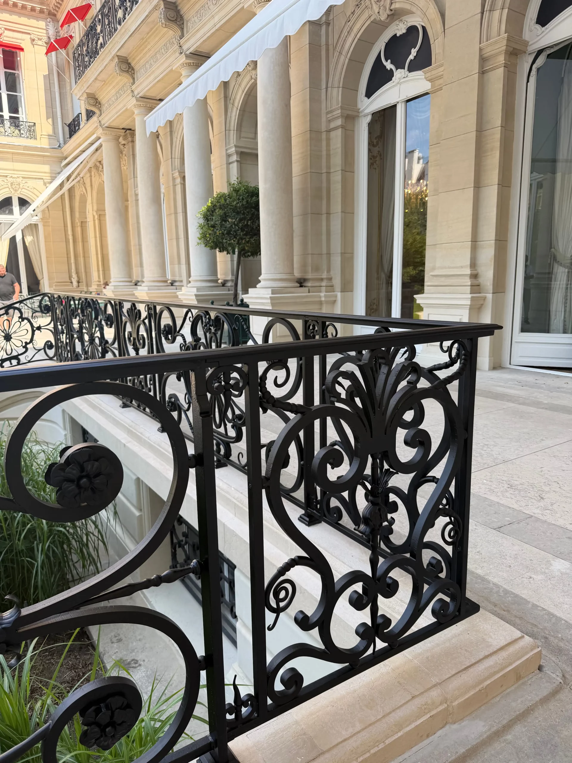 Métallerie sur mesure : garde-corps en acier décoratif Détail d'un garde-corps en ferronnerie d'art installé dans les espaces extérieurs de l'Hôtel Pontalba.