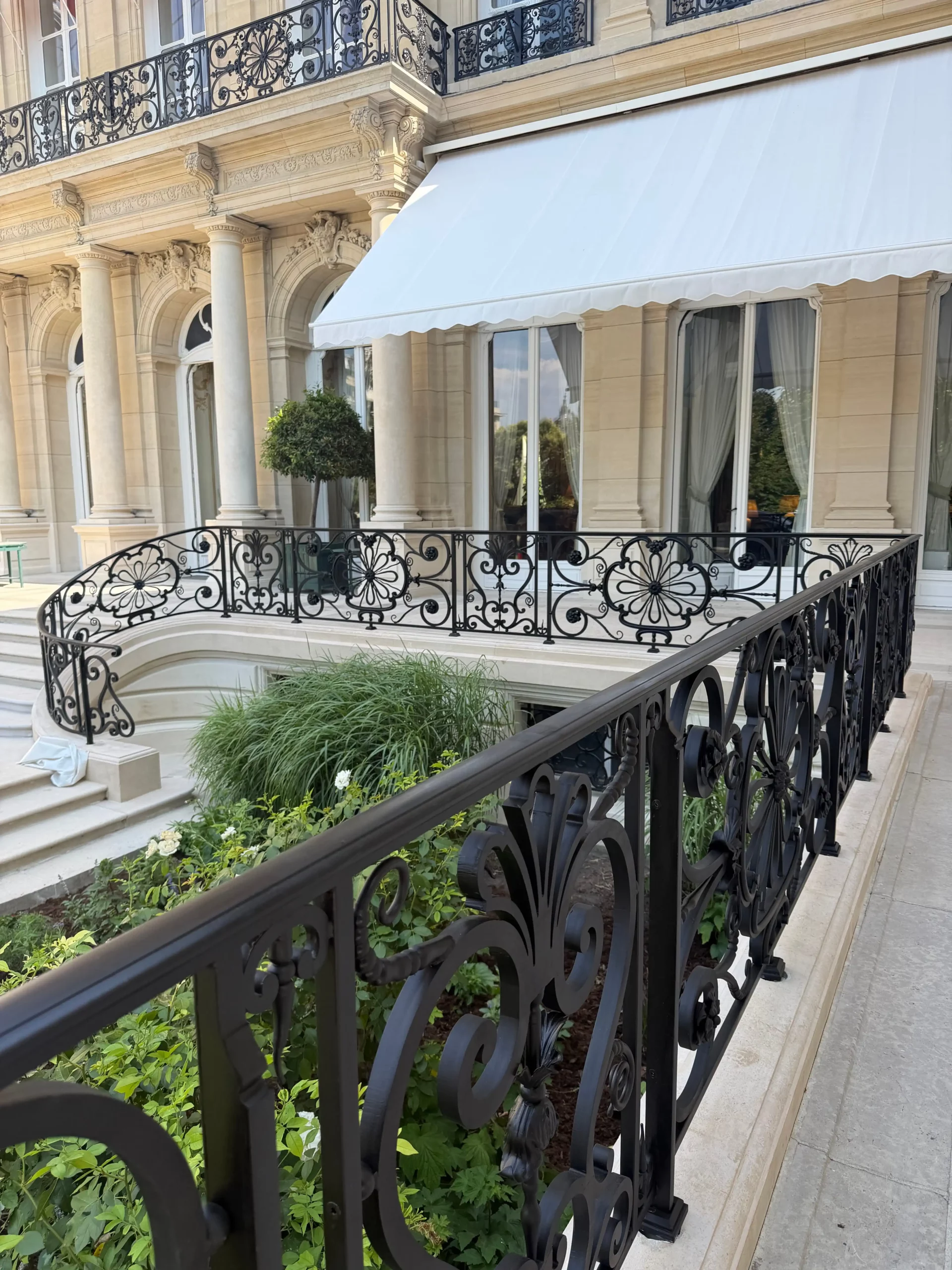 Ouvrage de métallerie de prestige à l’Hôtel Pontalba Garde-corps décoratif haut de gamme conçu par Metalsystem pour l'emblématique Hôtel Pontalba.
