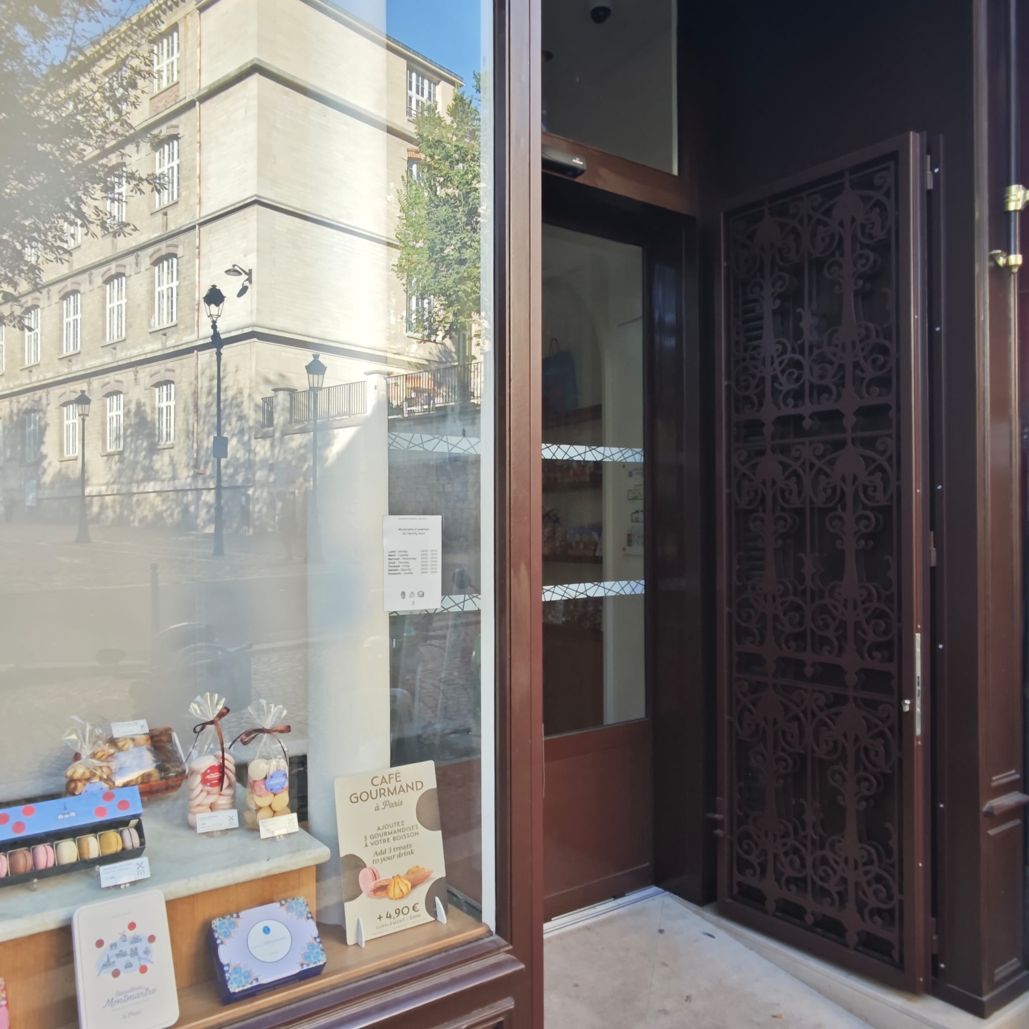 Grille décorative sur mesure intégrée à l’entrée d’un commerce – Métal System terrasse ouverte avec paravents fermés