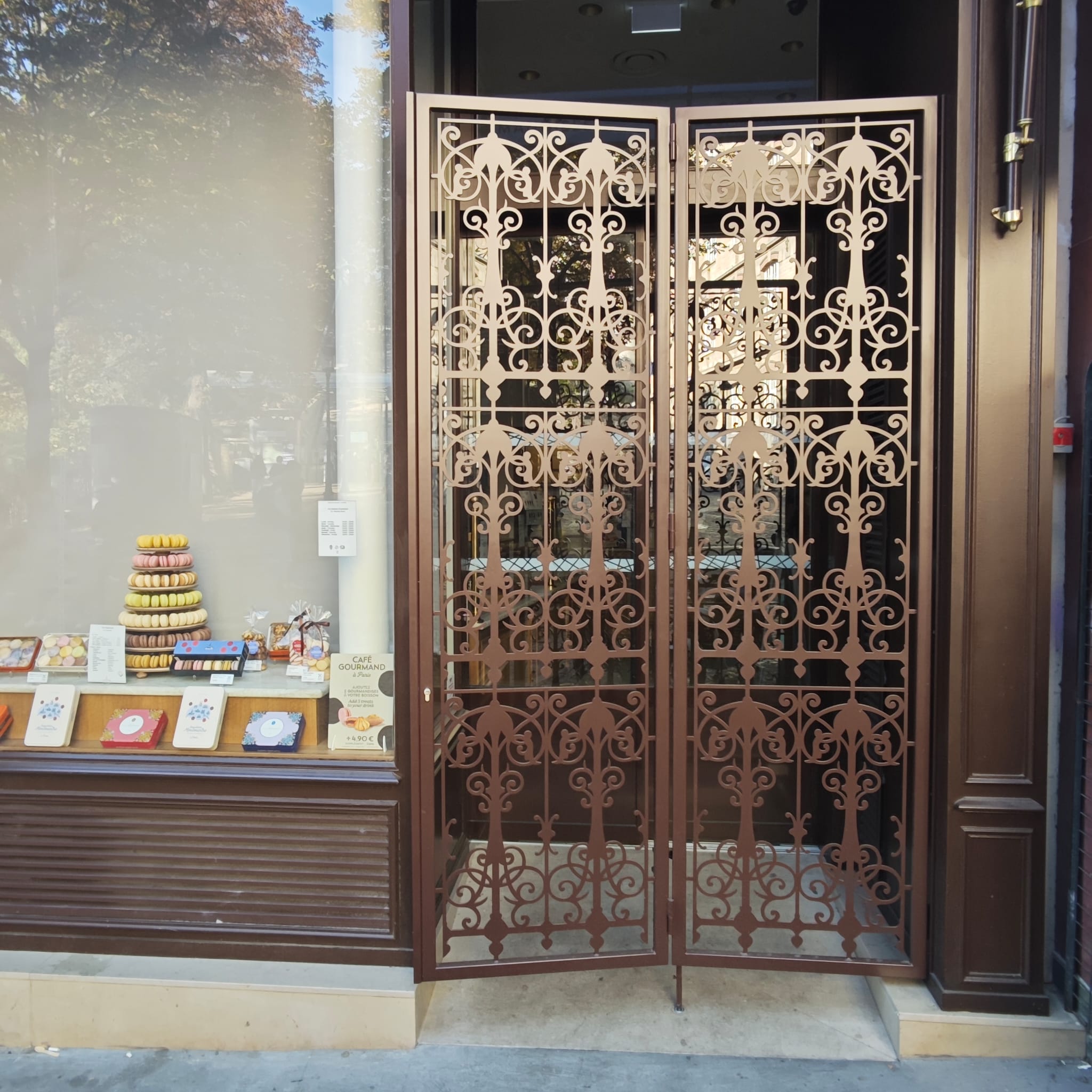 Grille de sécurité sur mesure pour boutique – Métal System terrasse ouverte avec paravents rabattables